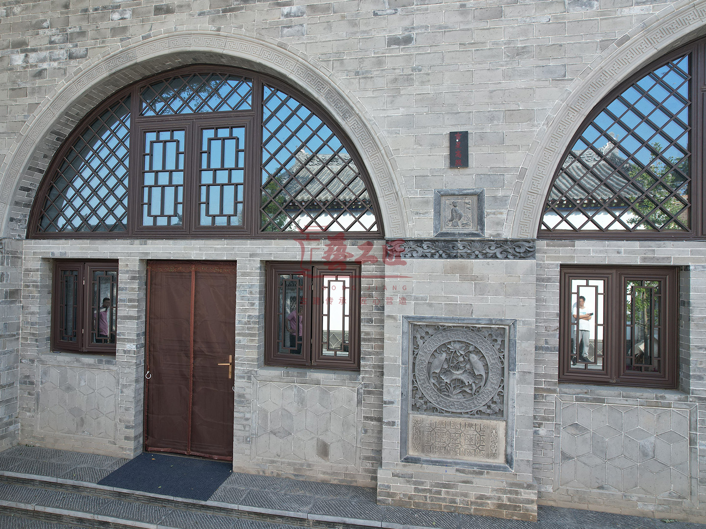 西安拓建窑洞铝合金门窗 定格古今融合之美