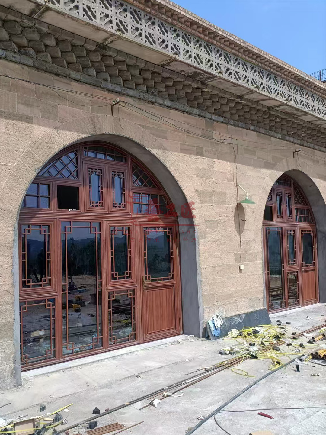 西安拓建：仿古中式铝合金门窗常见问题防控与整改方案