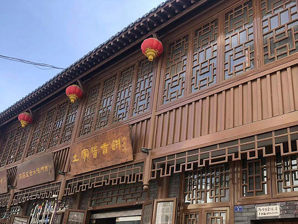 拓建仿古金属门窗 | 铝合金仿古门窗在仿古建筑中的应用优势
