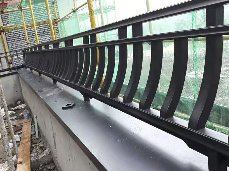 拓建金属美人靠对比传统实木美人靠，户外古建景观优选之选